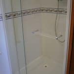 La salle de bain avec une douche à la Villa St Cado en Bretagne